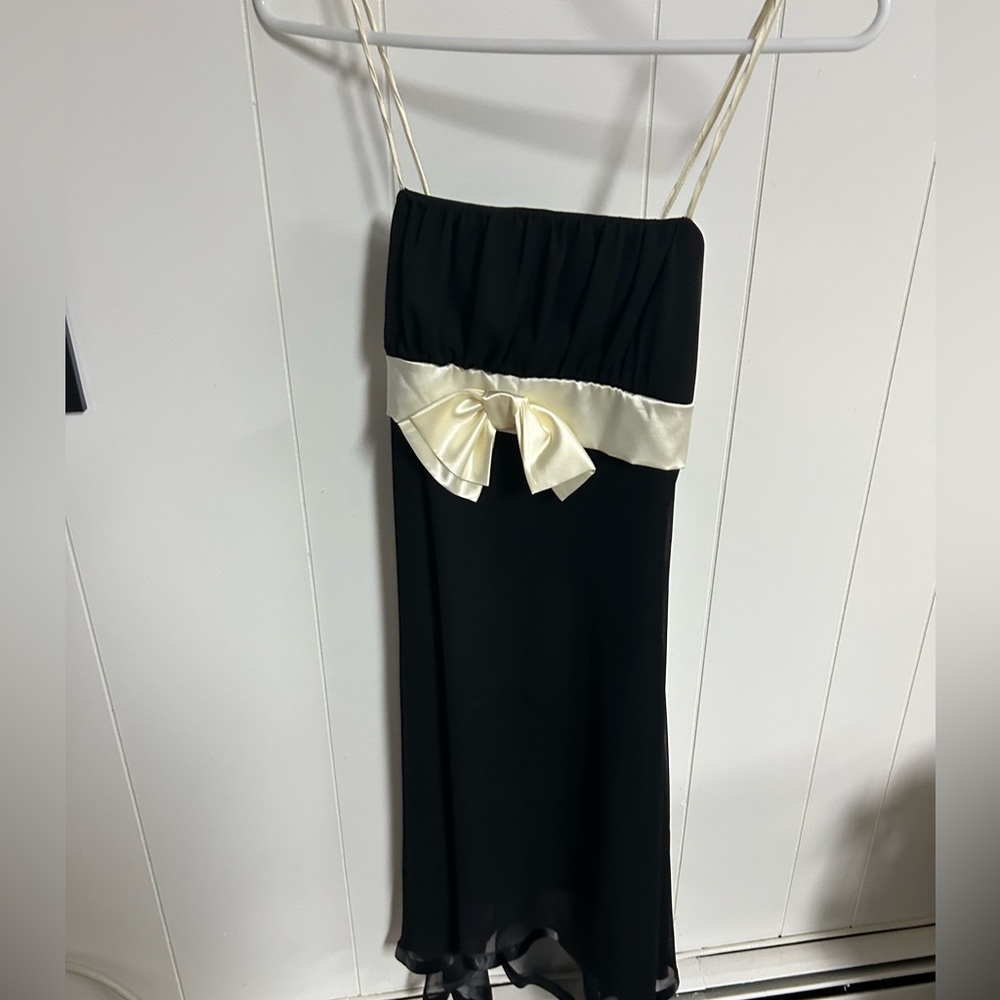 Black and off—white formal dress